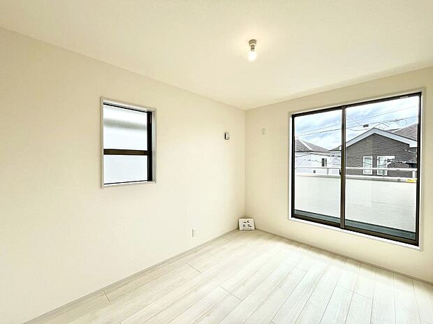 ◆1号棟◆~Bed Room~ 2面採光を確保した明るい室内は、風通しも良く、大変居心地の良い空間となっております。爽やかな風を感じて起きる朝は、快適生活の始まりに!日当たりがとても良い住まい♪