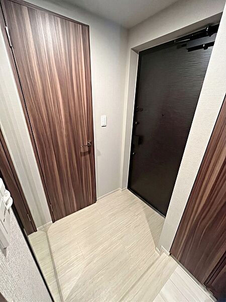 ～Entrance～　家の中でお客様を迎える最初の場所である玄関は、家の印象そのものです！豊富な玄関収納で、常に綺麗に保つことが出来ます♪玄関にはたっぷり収納の下駄箱を完備！※CG加工後