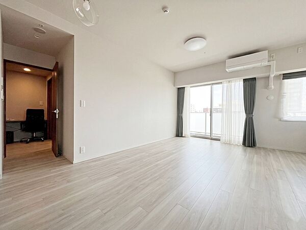～Living～  陽光あふれる明るい空間です。  居心地良く、ご家族皆がゆったり寛げる憩いの空間となりそうです。  ご家族の会話も弾み、遅くまでおしゃべりが続いてしまいそう♪  ※CG加工後