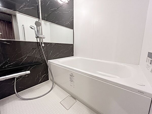 ～Bath Room～　足を伸ばして入浴することが可能！一日の疲れを癒す貴重なバスタイムです。お子様とご一緒でも十分な広さなので、リビングとは違った家族団欒のひと時をお楽しみいただけます。※CG加工後