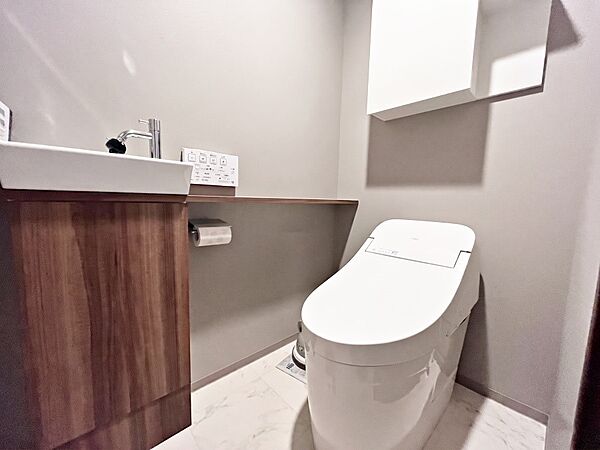 ～Toilet～　綺麗・スッキリ・快適なウォシュレット付トイレでくつろげる空間です。トイレは毎日使わざるを得ないもの。いつも清潔を保ちたいですね。スットク置場として便利な収納棚付き。