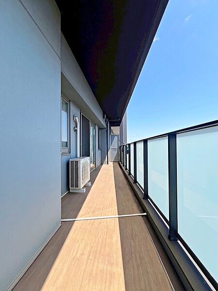～Balcony～  バルコニーは温かい陽がさしこみ、お布団や洗濯物を気持ちよく干すことができます。使いやすく開放的なバルコニーです♪