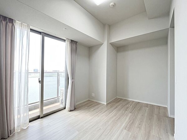 ～Bed Room～　バルコニーからの採光で朝もスッキリ目が覚めそうですね！穏やかな光が差し込む室内には穏やかな時間が流れます。休日には落ち着いた空間で自分の趣味を楽しむのはいかがですか。※CG加工後