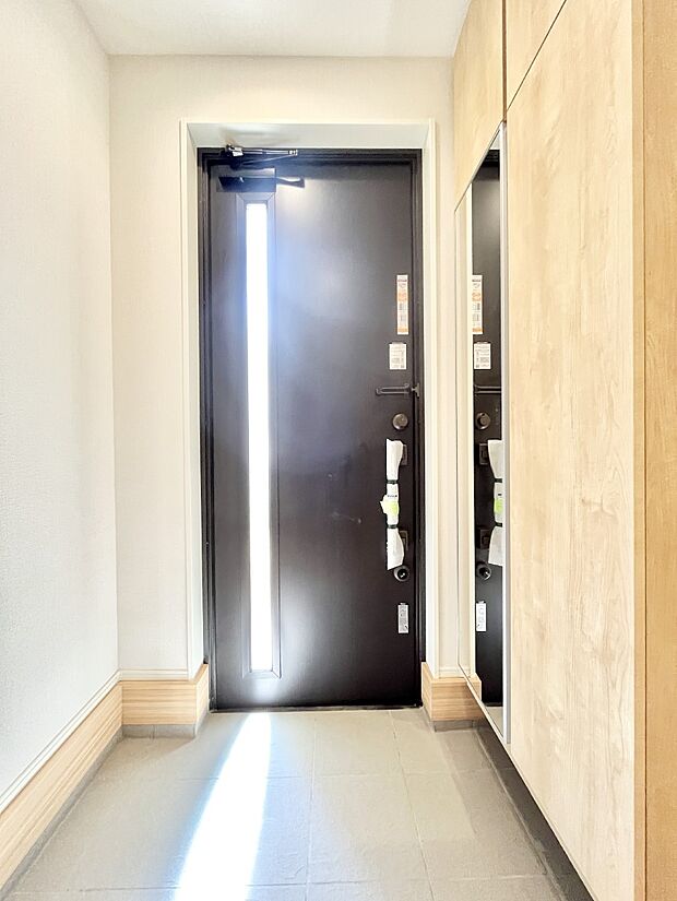 ◆2号棟◆~Entrance~ 家の中でお客様を迎える最初の場所である玄関は、家の印象そのものです!豊富な玄関収納で、常に綺麗に保つことが出来ます♪玄関にはたっぷり収納の下駄箱を完備!