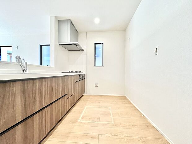 ◆2号棟◆~Kitchen~ 自然光が入る窓のあるキッチン☆毎日使う場所だからこそ、使い勝手を考慮しました。ゆったりとしたキッチンコーナーは質感豊かな仕上がりとなっております。