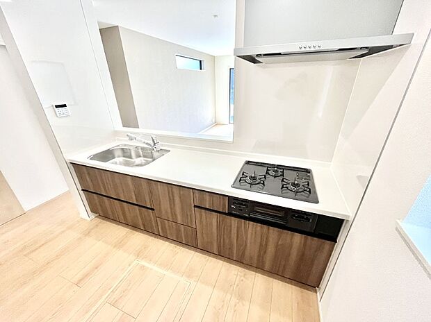 ◆2号棟◆~Kitchen~ 「さぁ今日は何を作ろう」こんなキッチンなら思いっきり料理ができちゃいます。キッチンからはリビングが一望できます。家族がつながるお家がここにございます。