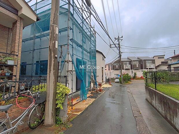 ～Exterior～　前面道路：東 3.4m 公道　前面道路は閑静な住宅地をはしる車通りの少ない道路。駐車の出し入れもらくらくです！ご不明点・現地見学のご希望は、お気軽にお問い合わせください！