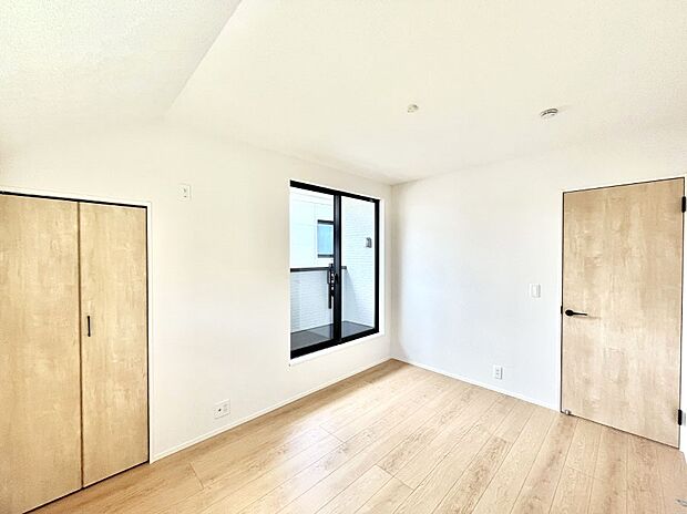 ◆2号棟◆~Bed Room~ 木の温もりがやさしいフローリングは安らぎをもたらすプライベート空間。明るめのフローリングですので、壁紙ともマッチし、お部屋を更に広く見せてくれる効果も。
