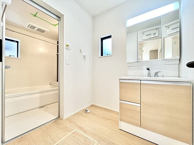 ◆2号棟◆~Dressing Room~ 暗くなりがちな洗面所も窓があると採光と換気が可能なので気持ちよくお使い頂けます。三面鏡タイプの洗面台は鏡裏収納で散らかりがちな洗面所もスッキリ♪
