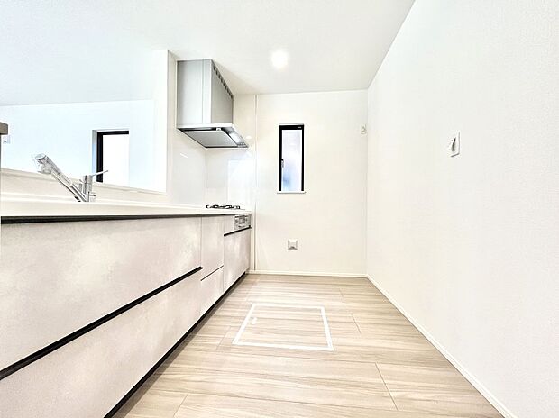 ◆1号棟◆~Kitchen~ 自然光が入る窓のあるキッチン☆毎日使う場所だからこそ、使い勝手を考慮しました。ゆったりとしたキッチンコーナーは質感豊かな仕上がりとなっております。