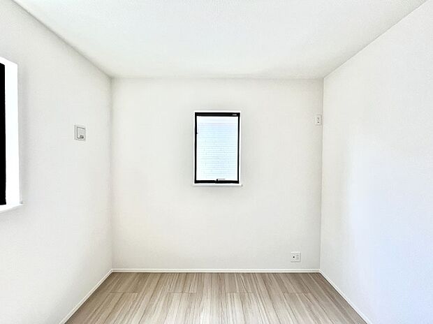 ◆1号棟◆~Bed Room~ 木の温もりがやさしいフローリングは安らぎをもたらすプライベート空間。明るめのフローリングですので、壁紙ともマッチし、お部屋を更に広く見せてくれる効果も。