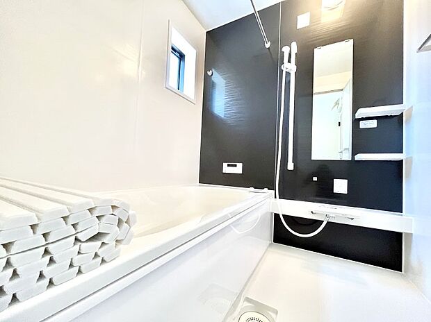 ◆1号棟◆~Bath Room~ 足を伸ばして入浴することが可能!一日の疲れを癒す貴重なバスタイムです。お子様とご一緒でも十分な広さなので、リビングとは違った家族団欒のひと時をお楽しみいただけます。