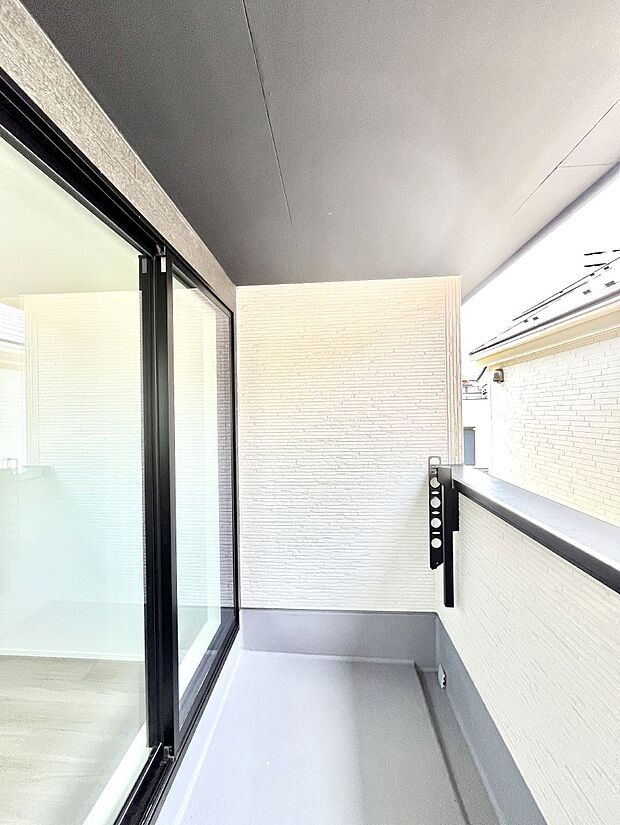◆1号棟◆~Balcony~ バルコニーは温かい陽がさしこみ、お布団や洗濯物を気持ちよく干すことができます。使いやすく開放的なバルコニーです♪陽ざしがたっぷり降り注ぐ、バルコニー付き住まい。