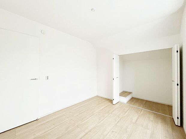 ~Bed Room~ 部屋数が多いのが戸建てのメリットです。ご家族が増えたことで手狭に感じていた住まいも戸建てでは各居室プライバシーを保つことができます。住まいにゆとりが生まれ心もリラックスできます♪