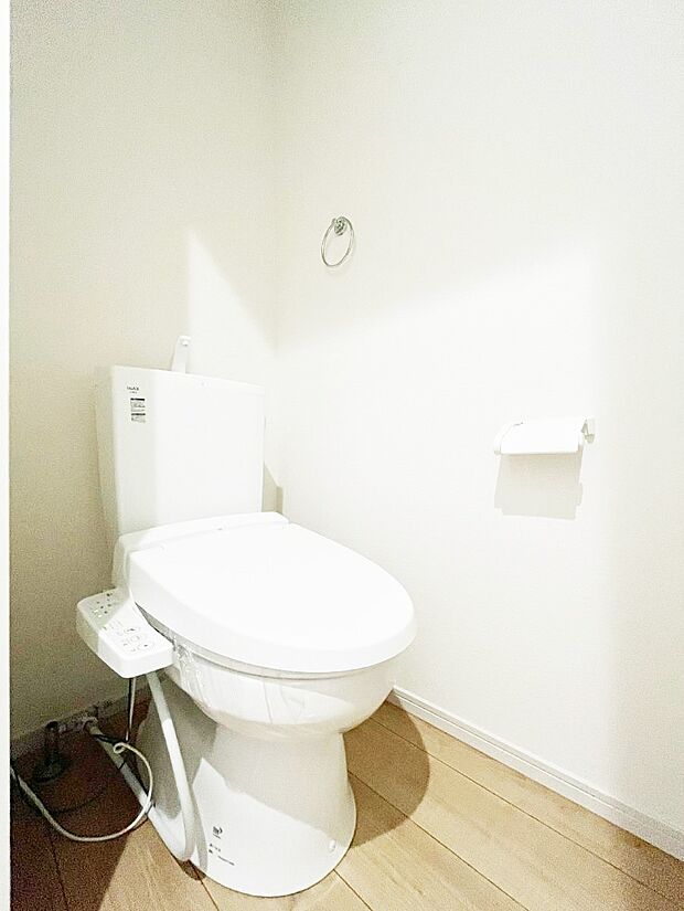 ～Toilet～　綺麗・スッキリ・快適なウォシュレット付トイレでくつろげる空間です。トイレは毎日使わざるを得ないもの。いつも清潔を保ちたいですね。トイレが2ヶ所あるので朝の混雑時に便利です！
