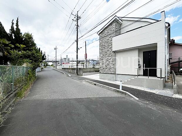 ~Exterior~ 前面道路は閑静な住宅地をはしる車通りの少ない道路。駐車の出し入れもらくらくです!ご不明点・現地見学のご希望は、お気軽にお問い合わせください!