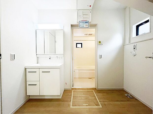 ~Dressing Room~ 暗くなりがちな洗面所も窓があると採光と換気が可能なので気持ちよくお使い頂けます。三面鏡タイプの洗面台は鏡裏収納で散らかりがちな洗面所もスッキリ♪