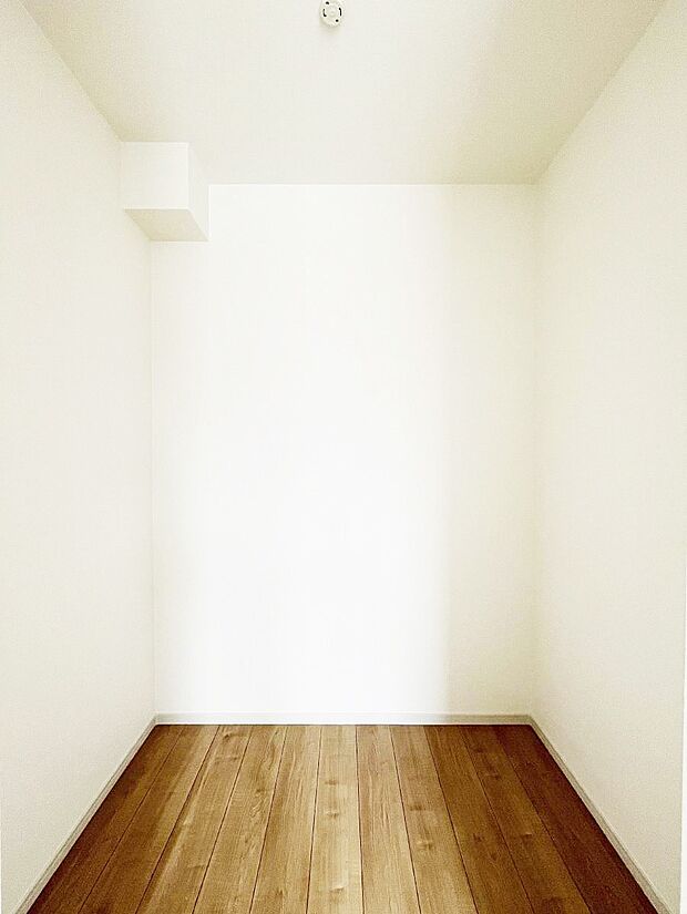 ～Walk-in Closet～　必要なものやコーディネートを一覧して確認でき、身支度や準備が短時間で済むウォークインクローゼットを設置しました。家の中をすっきりとさせる便利な収納スペースです。