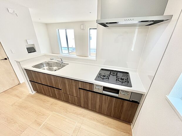 ◆2号棟◆~Kitchen~ 「さぁ今日は何を作ろう」こんなキッチンなら思いっきり料理ができちゃいます。キッチンからはリビングが一望できます。家族がつながるお家がここにございます。