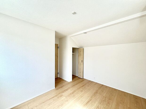 ◆2号棟◆~Bed Room~ 全居室には収納クローゼットを完備!普段使いのお洋服や小物はもちろん、季節物のお洋服などもしっかりと整理整頓おしまい頂けます。 居室空間を広く使用できますね。