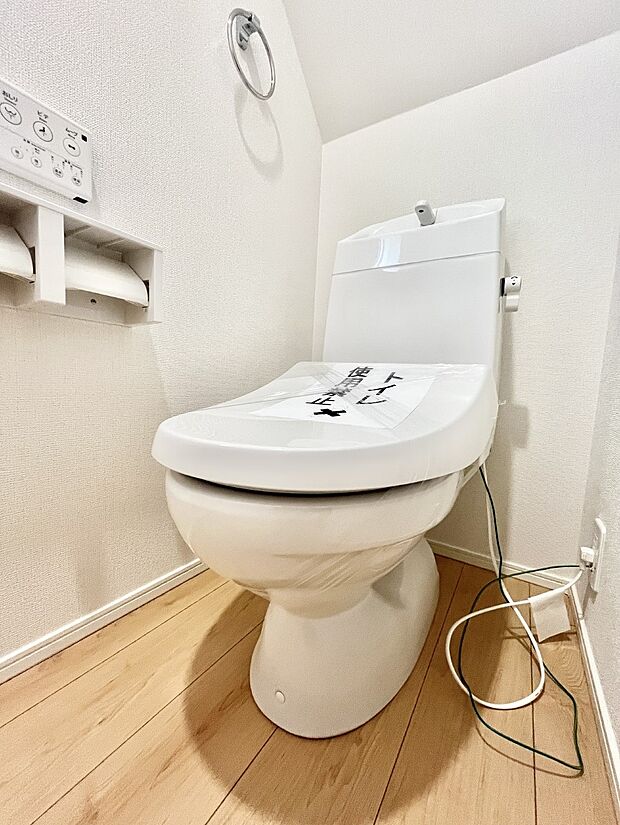 ◆2号棟◆~Toilet~ 清潔感のある水回り♪トイレはウォシュレット付きです◎トイレは毎日使わざるを得ないもの。いつも清潔を保ちたいですね。トイレが2ヶ所あるので朝の混雑時に便利です!