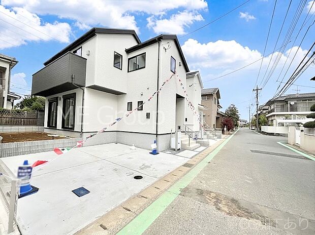 ~Exterior~ 前面道路:南東 5.8m 公道 前面道路は閑静な住宅地をはしる車通りの少ない道路。駐車の出し入れもらくらくです!ご不明点・現地見学のご希望は、お気軽にお問い合わせください!