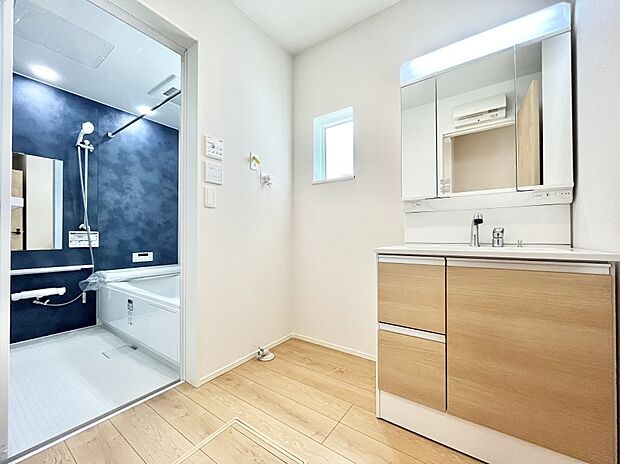 ◆2号棟◆~Dressing Room~ 暗くなりがちな洗面所も窓があると採光と換気が可能なので気持ちよくお使い頂けます。三面鏡タイプの洗面台は鏡裏収納で散らかりがちな洗面所もスッキリ♪