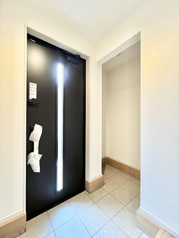 ◆2号棟◆~Entrance~ 玄関は家の顔といわれますが我が家のセンスをさりげなく感じさせる魅力ある玄関造りも楽しみの一つ。帰宅する度に家族がほっとできる心地よい空間造りも大切ですね♪