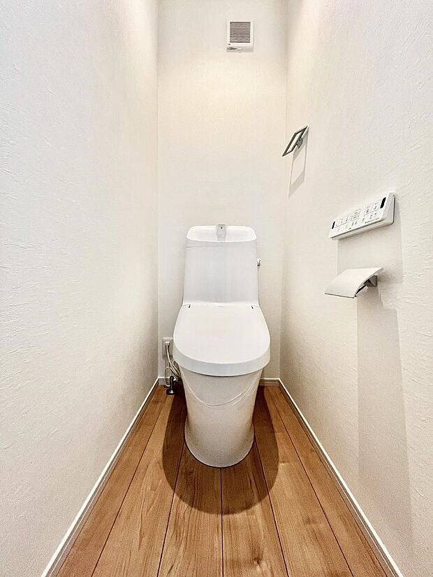 ◆2号棟◆~Toilet~ 清潔感のある水回り♪トイレはウォシュレット付きです◎トイレは毎日使わざるを得ないもの。いつも清潔を保ちたいですね。トイレが2ヶ所あるので朝の混雑時に便利です!