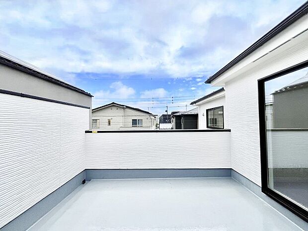 ◆2号棟◆~Balcony~ 大きな空に囲まれた気持ちのいい家。 バルコニーを覗くだけで圧倒的な開放感に包まれます。 バルコニーは陽がさしこみお布団や洗濯物を気持ちよく干すことができます。