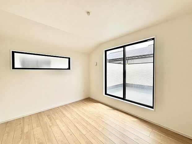 ◆2号棟◆~Bed Room~ マンションと違い部屋数が多いのが戸建てのメリットです。ご家族が増えたことで手狭に感じていた住まいも戸建てでは各居室プライバシーを保つことができます。