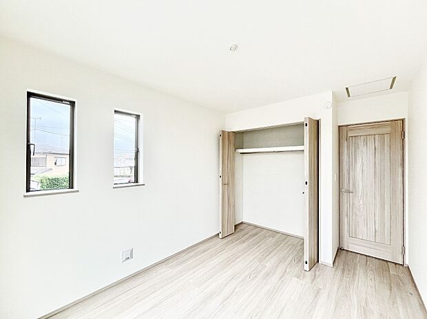◆B号棟◆~Bed Room~ 全居室には収納クローゼットを完備!普段使いのお洋服や小物はもちろん、季節物のお洋服などもしっかりと整理整頓おしまい頂けます。 居室空間を広く使用できますね。