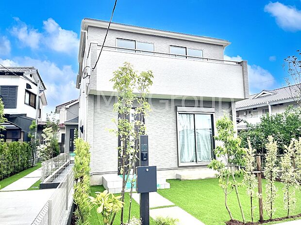 ◆B号棟◆~Exterior~ 一戸建ての大きなメリットは、自分達の「土地」を「自由に」使える事です。ガーデニングやDIY,車やバイクの趣味など様々な用途で利用できます。