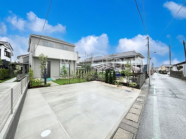 ~Exterior~ 前面道路: 南西 5.33m 公道 前面道路は閑静な住宅地をはしる車通りの少ない道路。駐車の出し入れもらくらくです!ご不明点・現地見学のご希望は、お気軽にお問い合わせください!
