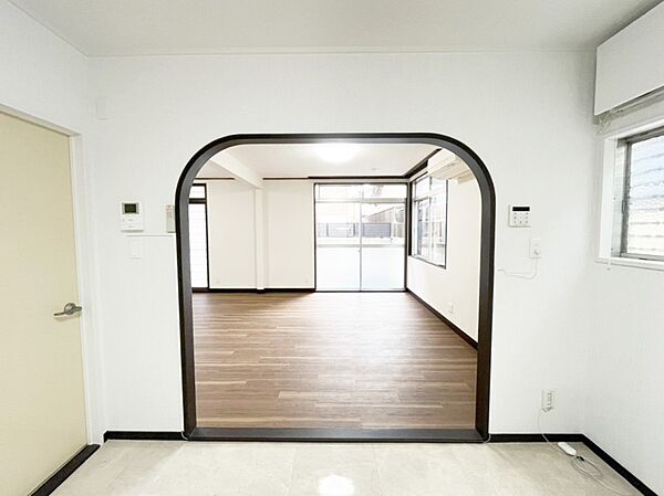 ～Living～  豊かな陽光がこの場所を照らしだす。  光溢れるこの空間はみんなの笑顔が集う場所、時を忘れ、つきることのないたわいもない会話を楽しむ時間、たくさんの思いが綴られる場所。