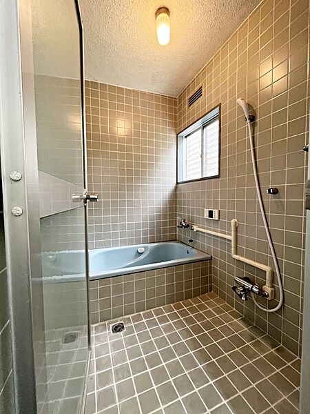 ～Bath Room～　窓付きのバスルームは、採光もあり明るく気持ちの良い空間です。窓があることで、換気環境も良好。ゆったり寛げるバスルームで、毎日のバスタイムが楽しみになりそうです。
