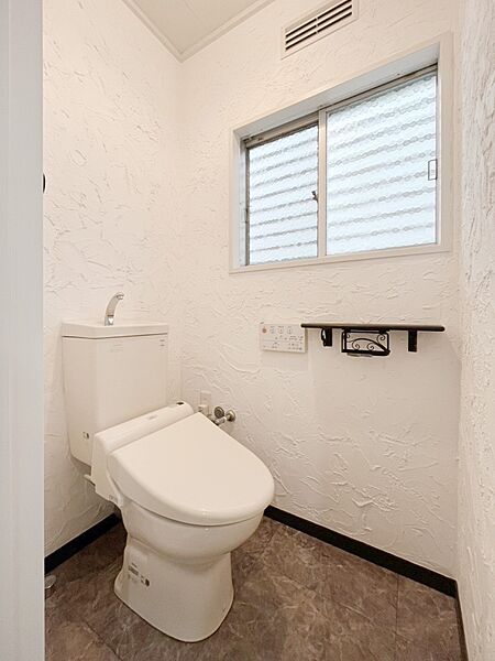 ～Toilet～　綺麗・スッキリ・快適なウォシュレット付トイレでくつろげる空間です。採光もあり明るく、快適空間となっております♪毎日使う場所だからこその配慮です！