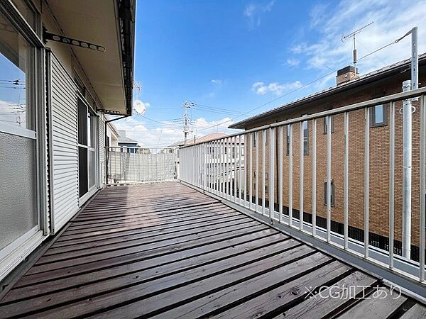 ～Balcony～  バルコニーは温かい陽がさしこみ、お布団や洗濯物を気持ちよく干すことができます。  使いやすく開放的なバルコニーです♪陽ざしがたっぷり降り注ぐ、バルコニー付き住まい。※CG加工あり