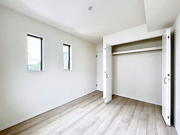 ◆C号棟◆~Bed Room~ 全居室には収納クローゼットを完備!普段使いのお洋服や小物はもちろん、季節物のお洋服などもしっかりと整理整頓おしまい頂けます。 居室空間を広く使用できますね。