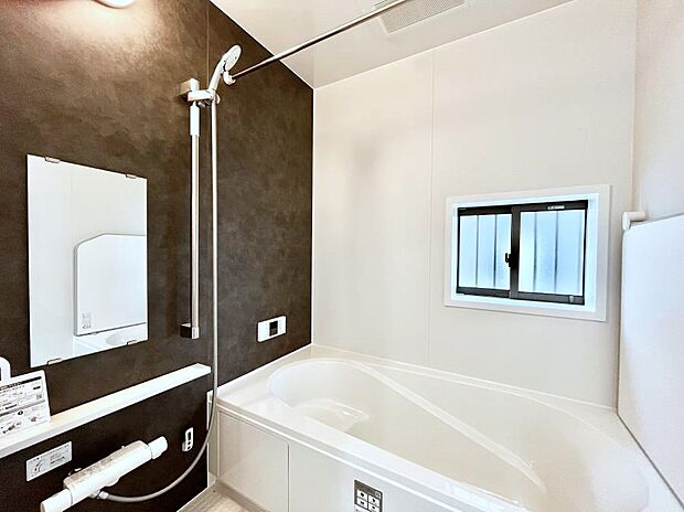 ◆C号棟◆~Bath Room~ 窓付きのバスルームは、採光もあり明るく気持ちの良い空間です。窓があることで、換気環境も良好。ゆったり寛げるバスルームで、毎日のバスタイムが楽しみになりそうです。
