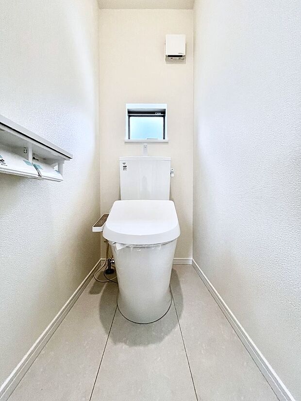 ◆C号棟◆~Toilet~ 清潔感のある水回り♪トイレはウォシュレット付きです◎トイレは毎日使わざるを得ないもの。いつも清潔を保ちたいですね。トイレが2ヶ所あるので朝の混雑時に便利です!