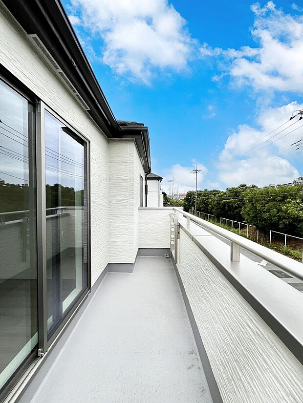 ◆C号棟◆~Balcony~ 大きな空に囲まれた気持ちのいい家。バルコニーを覗くだけで圧倒的な開放感に包まれます。バルコニーは陽がさしこみお布団や洗濯物を気持ちよく干すことができます。