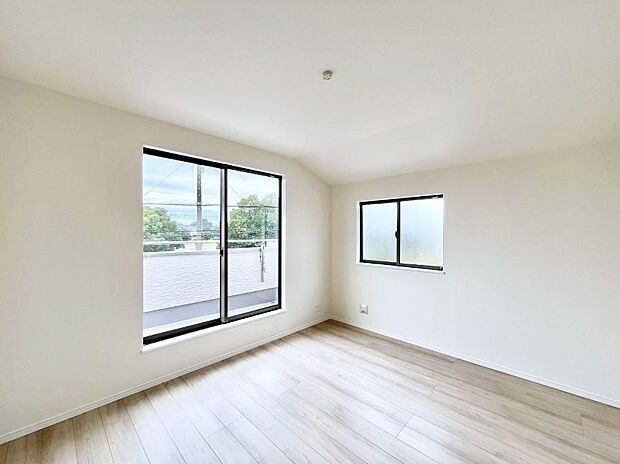 ◆C号棟◆~Bed Room~ 2面採光を確保した明るい室内は、風通しも良く、大変居心地の良い空間となっております。爽やかな風を感じて起きる朝は、快適生活の始まりに!日当たりが良い住まい♪