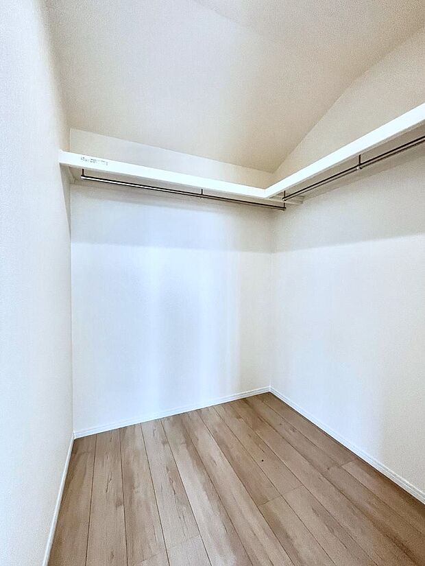 ◆C号棟◆~Walk-in Closet~ たくさんの洋服をかけてもシワになりにくいウォークインクローゼット。洋服以外にも、普段使わない家電やスーツケース、ストック品など何でも片付く嬉しい空間です。