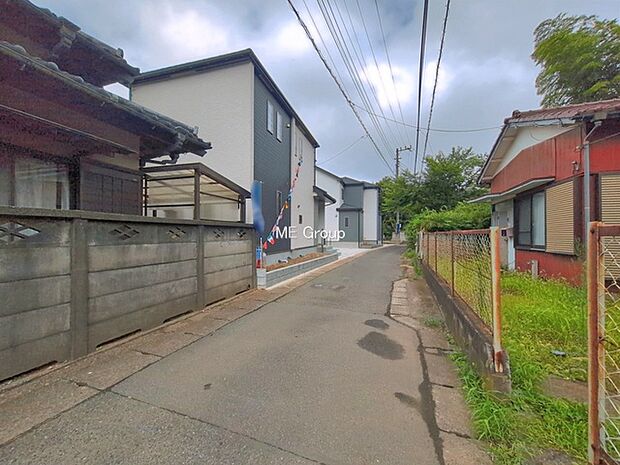 ◆A・B号棟◆～Exterior～　前面道路：北東3.83m公道　低層の一戸建てを中心とした街並みが整然と続き、周辺は高い建物が建っていないので、緑の多い閑静な趣を感じる環境です。