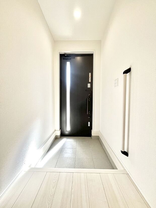 ~Entrance~ 玄関は家の顔といわれますが我が家のセンスをさりげなく感じさせる魅力ある玄関造りも楽しみの一つ。帰宅する度に家族がほっとできる心地よい空間造りも大切ですね♪