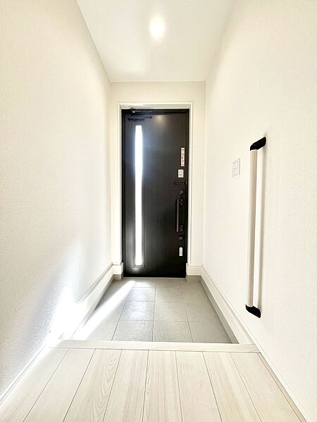 ～Entrance～　玄関は家の顔といわれますが我が家のセンスをさりげなく感じさせる魅力ある玄関造りも楽しみの一つ。帰宅する度に家族がほっとできる心地よい空間造りも大切ですね♪