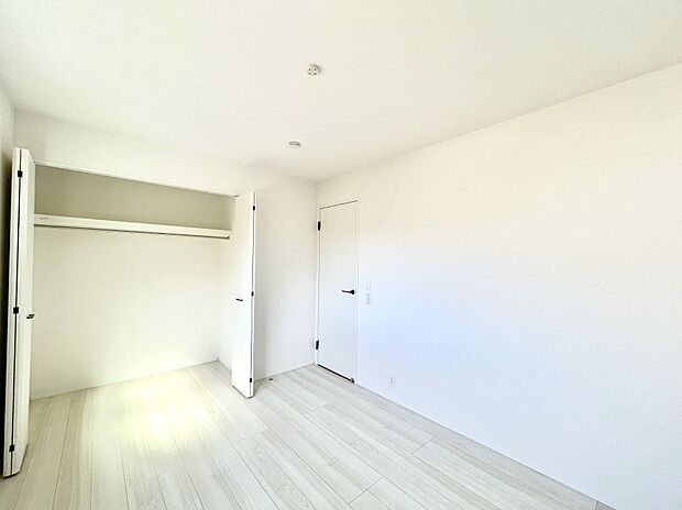 ～Bed Room～  全居室には収納クローゼットを完備！普段使いのお洋服や小物はもちろん、季節物のお洋服などもしっかりと整理整頓おしまい頂けます。  居室空間を広く使用できますね。