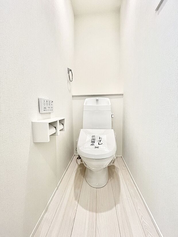 ～Toilet～　綺麗・スッキリ・快適なウォシュレット付トイレでくつろげる空間です。トイレは毎日使わざるを得ないもの。いつも清潔を保ちたいですね。トイレが2ヶ所あるので朝の混雑時に便利です！