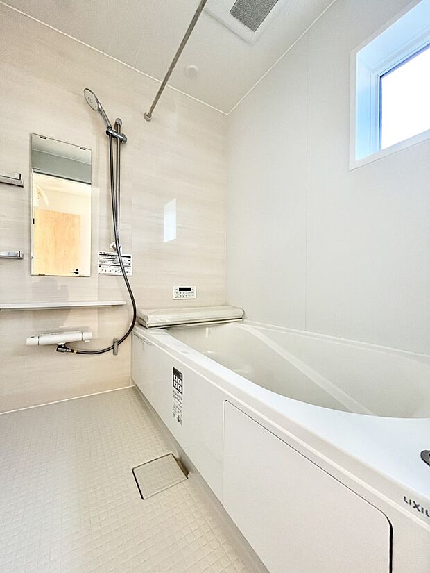 ~Bath Room~ 窓付きのバスルームは、採光もあり明るく気持ちの良い空間です。窓があることで、換気環境も良好。ゆったり寛げるバスルームで、毎日のバスタイムが楽しみになりそうです。